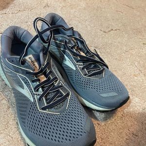 Purpley grey Ghost Brooks sneakers size 9!